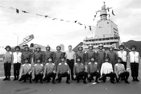 11月5日,我国第一艘电磁弹射型航空母舰福建舰入列授旗仪式在海南三亚某军港举行。中共中央总书记、国家主席、中央军委主席习近平出席入列授旗仪式并登舰视察。这是习近平同舰载机飞行员、航空保障人员合影留念。 新华社发